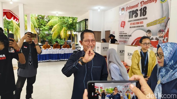 Calon Wali Kota Batam nomor urut 1 Amsakar Achmad menggunakan hak pilihnya di TPS 18, Perumahan Cendrawasih, KDA Batam Kota, Batam. (Alamudin Hamapu/detikSumut)