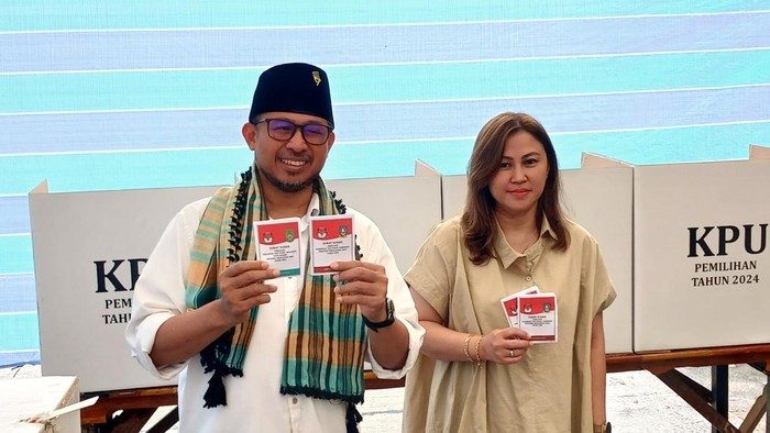 Calon Wali Kota Batam nomor urut 1, Nuryanto dan istri saat menggunakan hak pilihnya di TPS 25, Kelurahan Baloi Indah, Lubuk Baja, Batam. (Alamudin Hamapu/detikSumut)