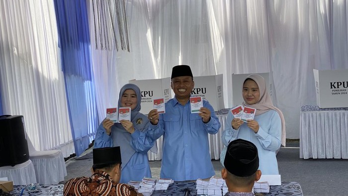 Calon Wali Kota (Cawalkot) Depok nomor urut 2, Supian Suri (SS) usai nyoblos (Devi Puspitasari/detikcom)