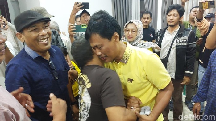 Calon Wali Kota Cirebon Effendi Edo saat merayakan hasil perolehan suara dengan timses