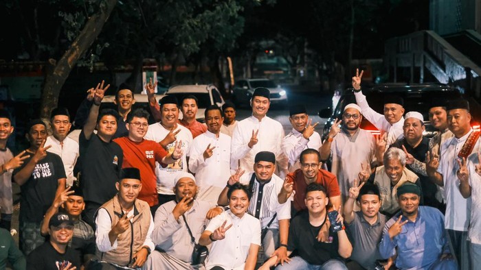 Calon wali kota Makassar Andi Seto salat subuh dan sarapan menjelang pencoblosan.