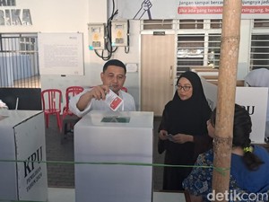 Appi Jalan Kaki Diantar Pendukung Nyoblos di TPS 002 Sawerigading Makassar