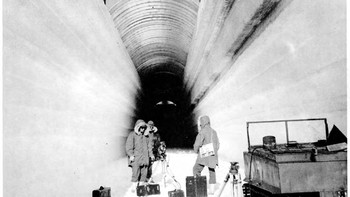 Camp Century: Sisa-sisa Perang Dingin lainnya, pangkalan AS ini merupakan bagian dari operasi militer rahasia yang dikenal sebagai Proyek Iceworm. Situs yang terletak di bawah Greenland ini menampung semua yang dibutuhkan untuk mempertahankan populasinya dalam jangka panjang, mulai dari bioskop hingga kapel. Tujuan Proyek Iceworm adalah memanfaatkan terowongan bawah tanah Camp Century yang luas untuk lokasi peluncuran nuklir bergerak di mana rudal dapat ditembakkan ke Uni Soviet dari salah satu dari puluhan titik peluncuran di seluruh jaringan terowongan raksasa sepanjang 4.000 kilometer ini. Foto: Wikipedia