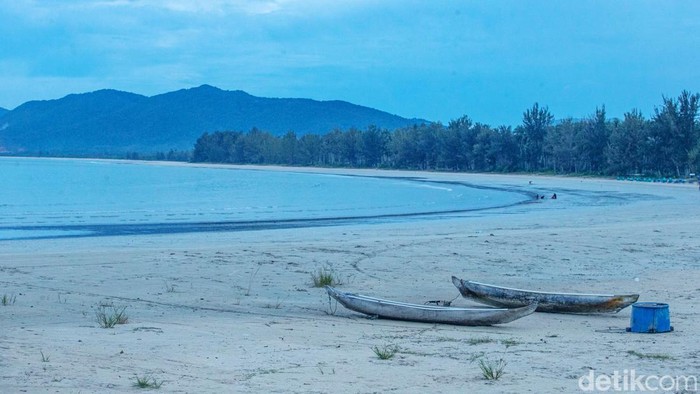 Cantiknya Pantai Padang Melang Anambas Warga beraktivitas di Pantai Padang Melang, Pulau Jemaja, Anambas, Jumat (8/11/2024).