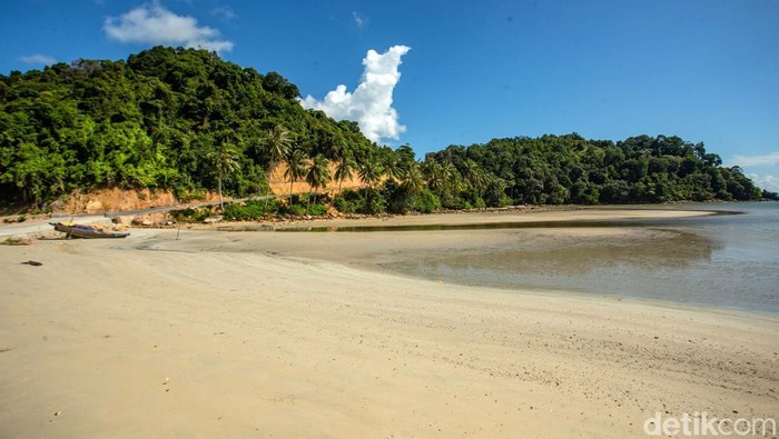 Warga beraktivitas di Pantai Padang Melang, Pulau Jemaja, Anambas, Jumat (8/11/2024).