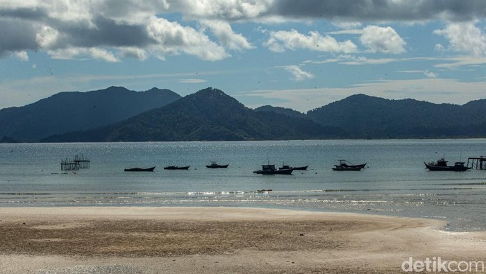 Warga beraktivitas di Pantai Padang Melang, Pulau Jemaja, Anambas, Jumat (8/11/2024).