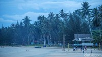 Di bibir pantainya berdiri deretan pohon cemara dan kelapa yang asri.