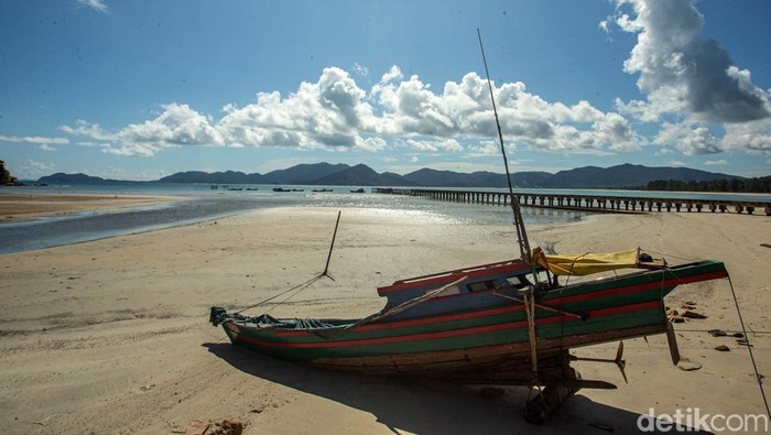Warga beraktivitas di Pantai Padang Melang, Pulau Jemaja, Anambas, Jumat (8/11/2024).
