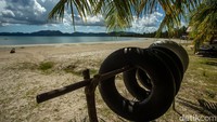 Pantai yang terletak di Kelurahan Letung, Kecamatan Jemaja, ini populer karena pasir putihnya.