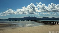 Pantai Padang Melang terletak di Kelurahan Letung, Kecamatan Jemaja.