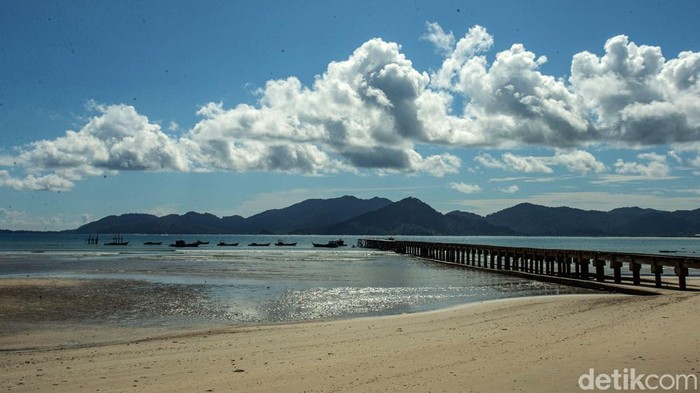 Warga beraktivitas di Pantai Padang Melang, Pulau Jemaja, Anambas, Jumat (8/11/2024).