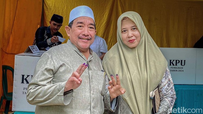 Cawabup Sumenep Kyai Imam mencoblos bersama istri di TPS 002 Aengbaja Raje Bluto.