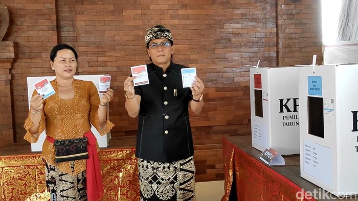 Cawagub Bali nomor urut 2, I Nyoman Giri Prasta, mencoblos bersama istri, Rabu (27/11/2024).