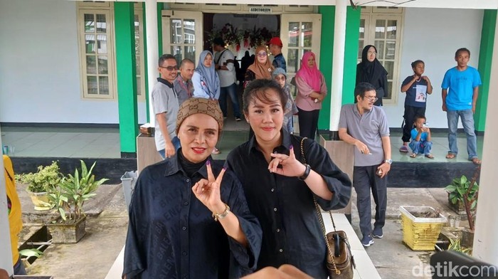 Cawagub Bengkulu Meriani usai mencoblos.