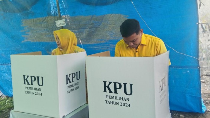 Cawagub NTB nomor urut 3, Indah Dhamayanti Putri (Dinda), mencoblos di TPS 03, Kelurahan Sarae, Kecamatan Rasanae Barat, Kota Bima, NTB, bersama anaknya sekaligus cabup Bima, M Putera Ferryandi (Yandi), Rabu, (27/11/2024). (Rafiin/detikBali)