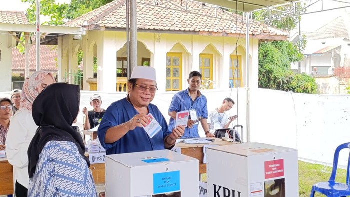 Cawagub NTB nomot urut 2, Suhaili Fadil Thohir alias Uhel, saat mencoblos di TPS 007 SMA KORPRI, Kelurahan Praya, Kecamatan Praya, Lombok Tengah, Rabu (27/11/2024). (Helmy Akbar/detikBali)