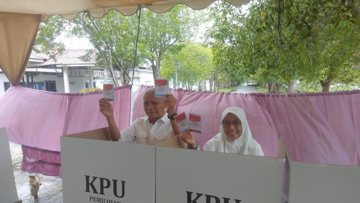 Cawagubs Surya saat mencoblos di TPS. (Perdana Ramadhan/detiKSumut)