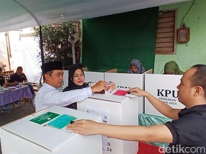 Cawali Pasuruan Adi Wibowo dan Istri Nyoblos, Datang ke TPS Naik Motor Jadul