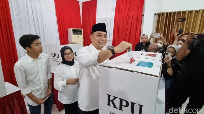 Cawali Eri Cahyadi nyoblos bersama keluarganya di TPS 04, RW 11, Kelurahan Karah, Surabaya