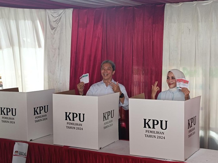 Cawalkot Bogor Dedie Rachim bareng istri nyoblos di TPS 037 Katulampa (Rizky/detikcom)
