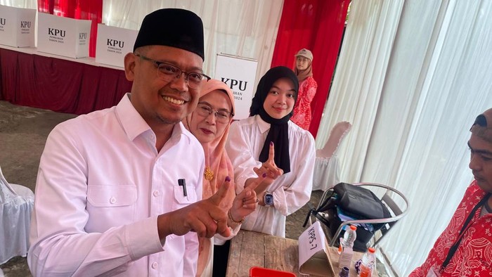 Calon Wali Kota Depok, Imam Budi Hartono, menggunakan hak pilihnya di Pilwalkot Depok 2024. Politikus PKS ini mencoblos di TPS 017 Depok bersama istri dan anaknya menggunakan kemeja putih beserta peci, Rabu (27/11/2024).