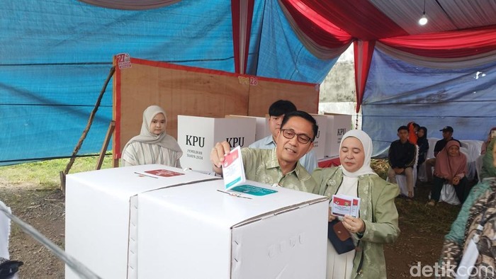 Cawalkot Palembang Ratu Dewa mencoblos ditemani istrinya
