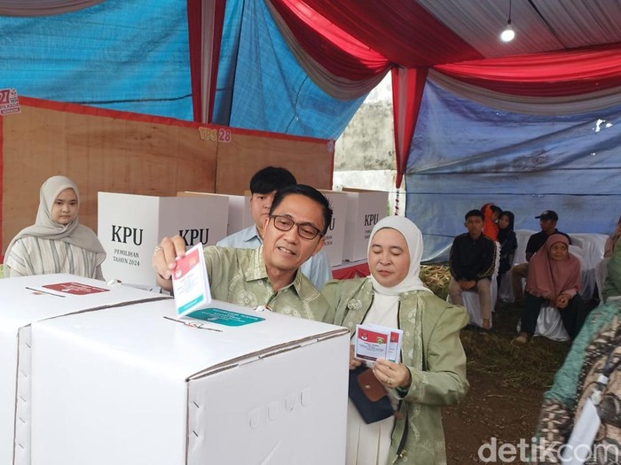 Cawalkot Palembang Ratu Dewa mencoblos ditemani istrinya
