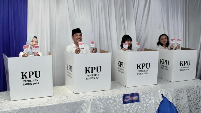 Cawalkot Semarang nomor urut 2, AS Sukawijaya alias Yoyok Sukawi mencoblos di TPS 01 Kelurahan Wonotingal, Candisari, Kota Semarang, Rabu (27/11/2024).