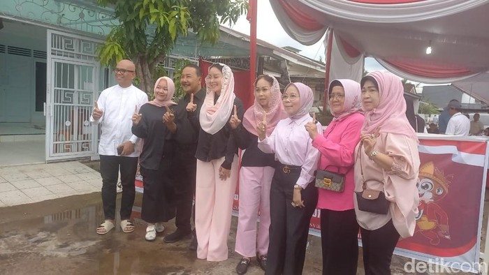 Cawawako Palembang Nandriani mencoblos di TPS 10 Perumahan Bukit Sejahtera, Kecamatan Gandus.