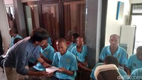 536 warga Liponsos Keputih yang mencoblos terbagi di dua TPS. Yakni TPS 901 yang berlokasi di Liponsos serta TPS 26 Keputih.