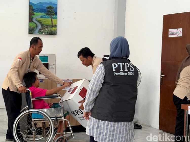 Ratusan warga Liponsos Keputih Nyoblos Pilkada 2024
