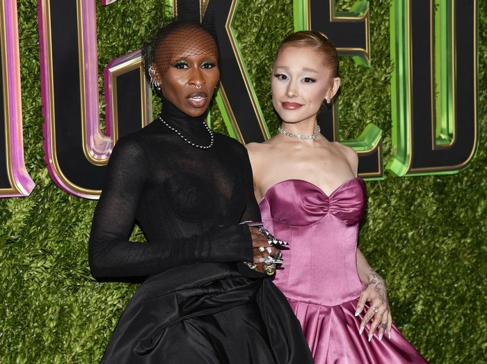 Cynthia Erivo, kiri, dan Ariana Grande menghadiri pemutaran perdana Wicked di Museum of Modern Art pada Kamis, 14 November 2024, di New York.