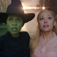 Ariana Grande mengaku begitu mendalami perannya sebagai Glinda dalam adaptasi film musikal Wicked. Hingga mengaku alis pirang khas Glinda yang membuat wajahnya tampak tanpa alis itu lebih cocok dengan dirinya.  Foto: Evan Agostini/Invision/AP/Evan Agostini