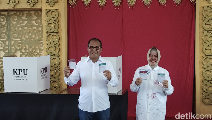 Danny-Indira saat menyalurkan hak pilihnya di TPS 001 Maricaya Selatan, Mamajang, Makassar. Andi Sitti Nurfaisah/detikSulsel