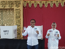 Danny-Indira Sapa-Foto Bareng Warga Saat Nyoblos di TPS 001 Mamajang Makassar