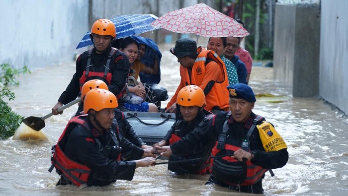 Dansat Brimob Polda Sumut Kombes Rantau Isnur Eka pimpin Tim SAR Sat Brimob Polda Sumut dalam operasi penyelamatan dan evakuasi korban banjir di Medan. (dok. Brimob Polda Sumut)