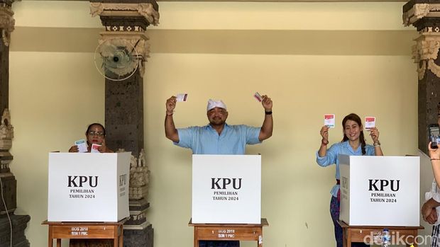De Gadjah bersama ibunda dan istri mencoblos di TPS 12 Pemecutan, Denpasar Barat, Rabu (27/11/2024).