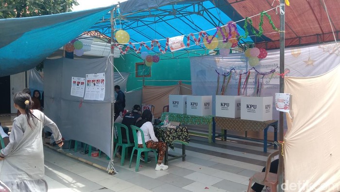 Dekorasi TPS dengan tema pesta ulang tahun (Sudedi Rasmadi)