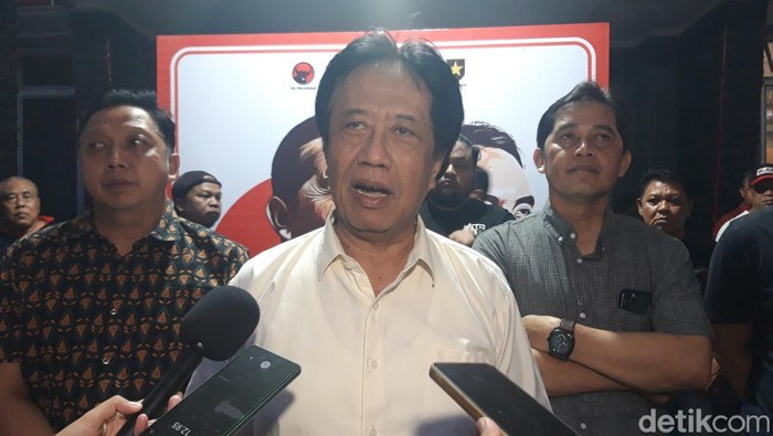 Dewan Pertimbangan yang juga sesepuh PDI Perjuangan Boyolali, Seno Kusumoarjo dalam konferensi pers di Panti Marhaen DPC PDI Perjuangan Boyolali, Rabu (27/11/2024).