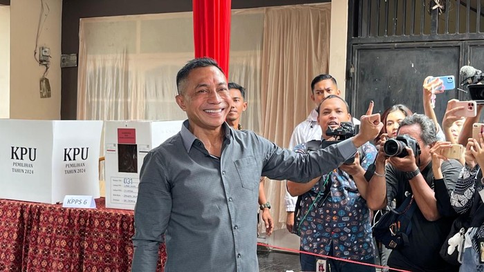 Cagub Jakarta nomor urut 2, Dharma Pongrekun, menggunakan hak pilih pada Pilkada 2024 di TPS 031, Lebak Bulus, Jakarta Selatan, Rabu (27/11/2024). Ini merupakan kali pertama Dharma melakukan pencoblosan dalam hidupnya.