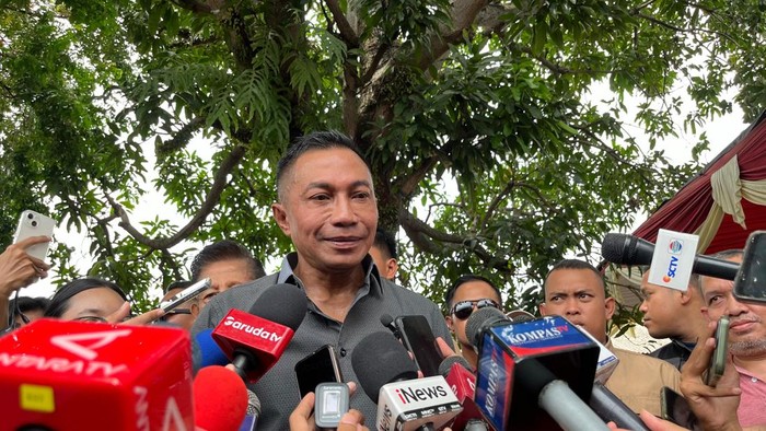 Cagub Jakarta nomor urut 2, Dharma Pongrekun, menggunakan hak pilih pada Pilkada 2024 di TPS 031, Lebak Bulus, Jakarta Selatan, Rabu (27/11/2024). Ini merupakan kali pertama Dharma melakukan pencoblosan dalam hidupnya.