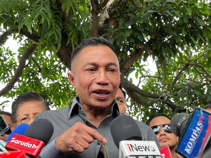 Cagub Jakarta nomor urut 2, Dharma Pongrekun, menggunakan hak pilih pada Pilkada 2024 di TPS 031, Lebak Bulus, Jakarta Selatan, Rabu (27/11/2024). Ini merupakan kali pertama Dharma melakukan pencoblosan dalam hidupnya.