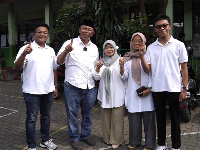 Dikdik Nugrahawan dan keluarga usai nyoblos Pilkada Serentak