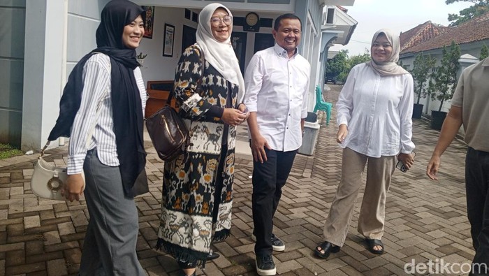 Dony Ahmad Munir bersama dengan keluarga saat akan mencoblos Pilkada 2024 di Sumedang.