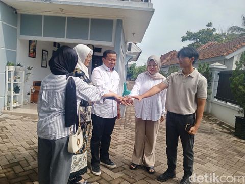 Dony Ahmad Munir bersama dengan keluarga saat akan mencoblos Pilkada 2024 di Sumedang.