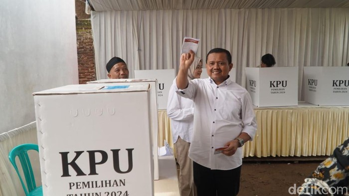 Dony Ahmad Munir saat mencoblos di TPS Sumedang