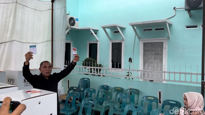 Edy Rahmayadi saat mencoblos di TPS 044. (Foto: Kartika Sari/detikSumut)