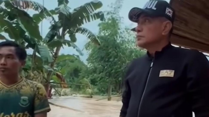 Edy Rahmayadi saat meninjau banjir. (Foto: Edy Rahmayadi/Instagram)