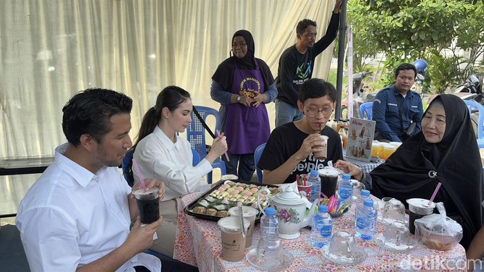 Emil dan Arumi srawung bersama warga usai nyoblos