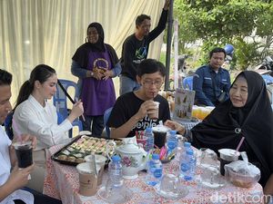 Usai Nyoblos, Emil-Arumi Srawung dengan Warga di TPS
